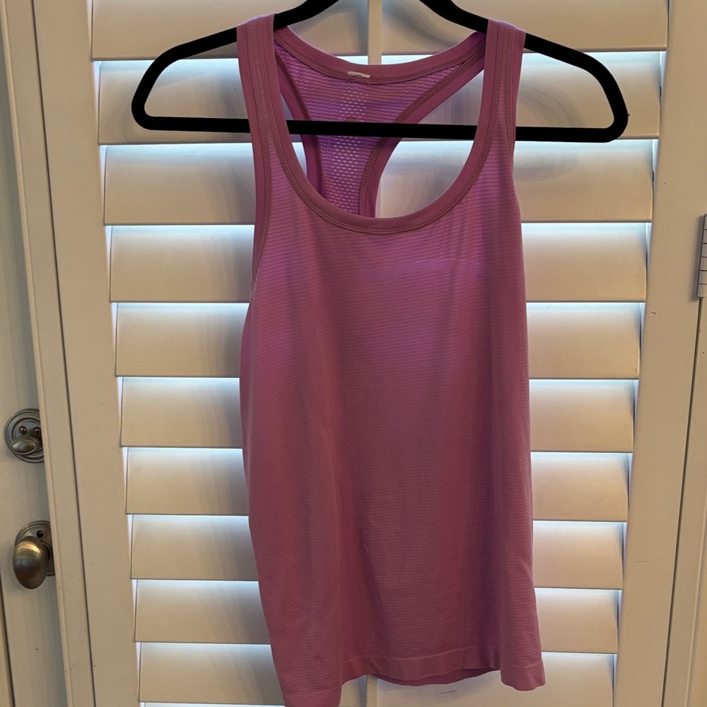Lululemon tank good condition 
One tiny pull
Worn 3-4 times
